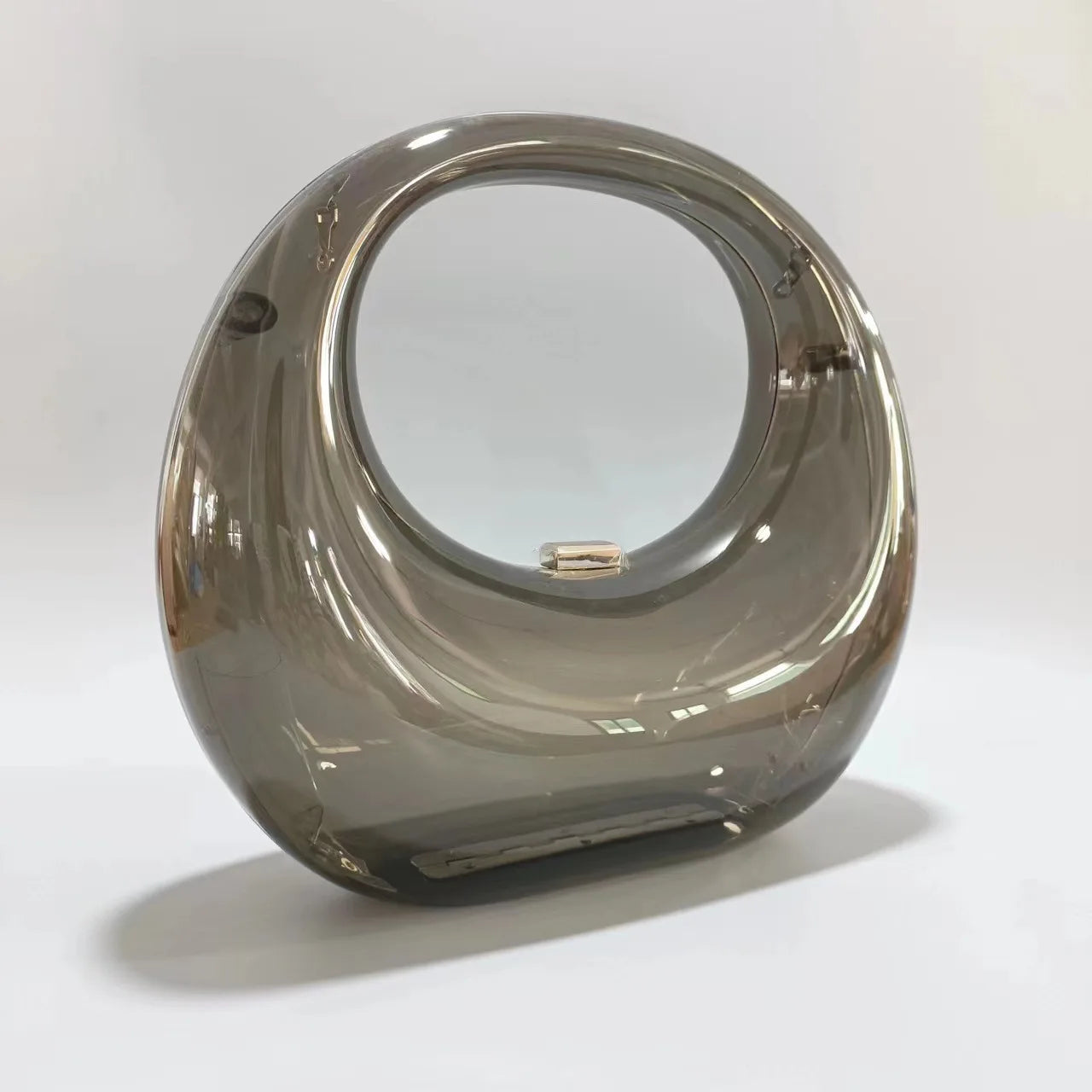 Sac à main design doré élégant