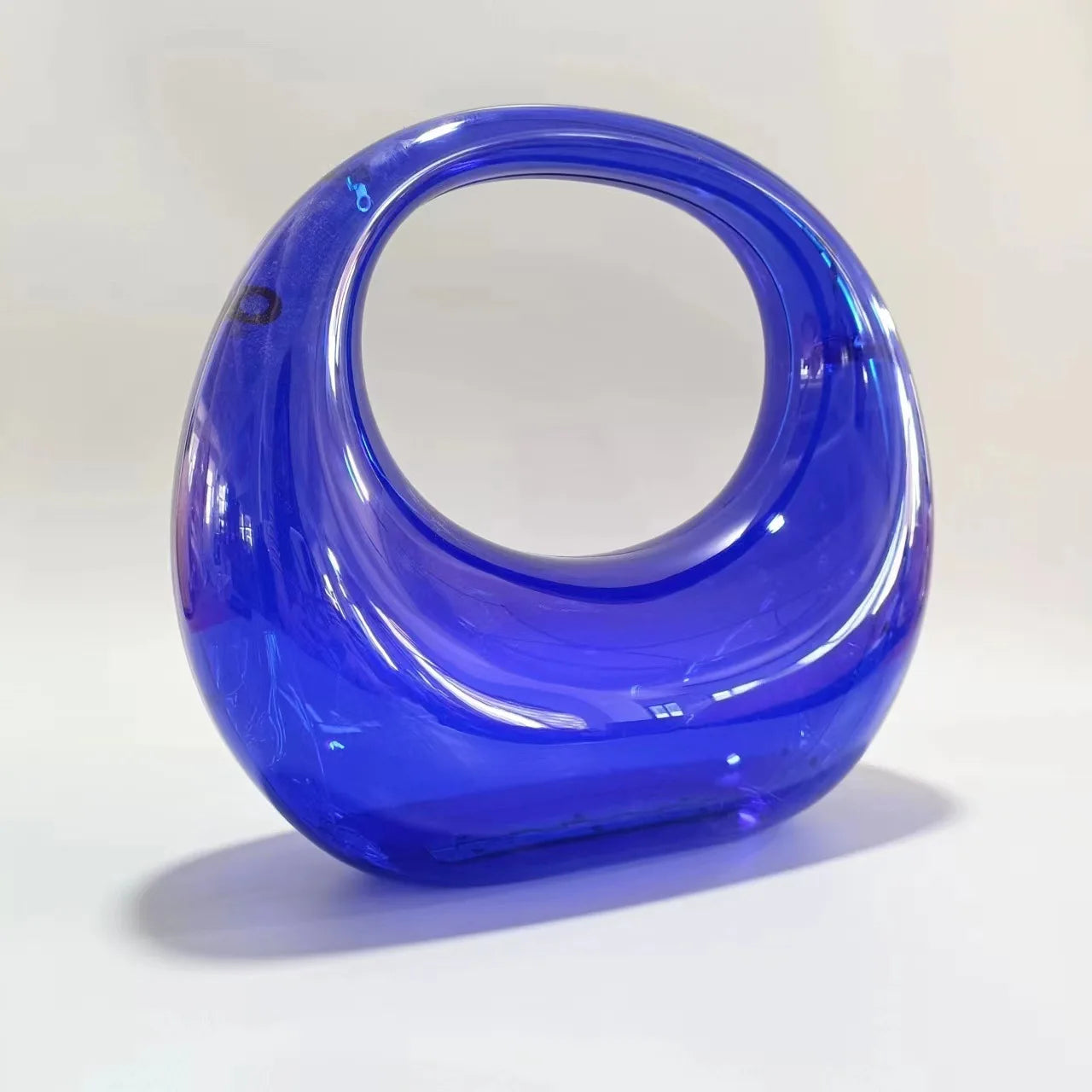 Sac à main design doré élégant